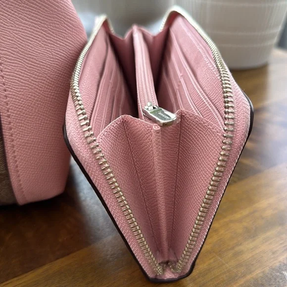 COACH Zip Wallet in Blush
Excellent New Condition - Picture 4 of 5